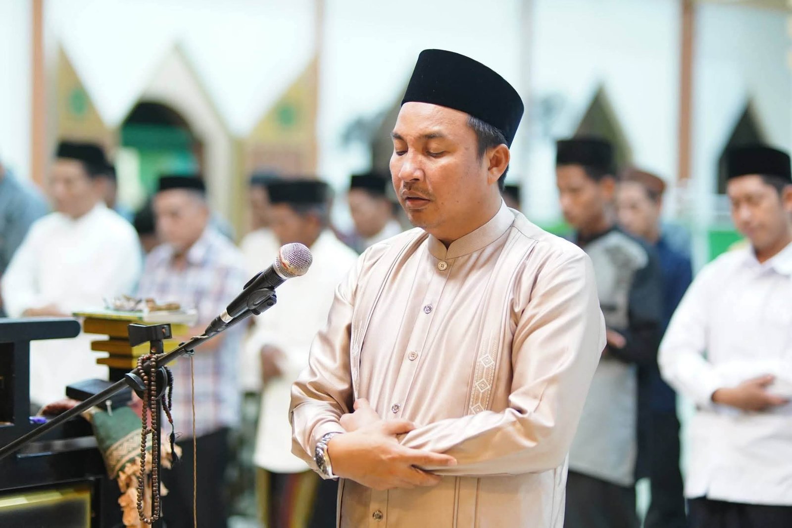 bupati luwu utara andi abdullah rahim menjadi imam salat tarawih di masjid jami’atul muttaqin wonokerto
