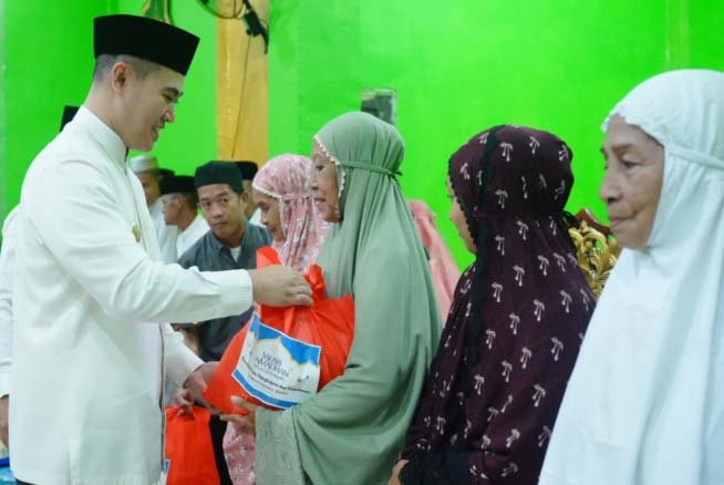 bupati pangkep muhammad yusran lalogau salat tarawih berjamaah di masjid nurul huda jennae balocci