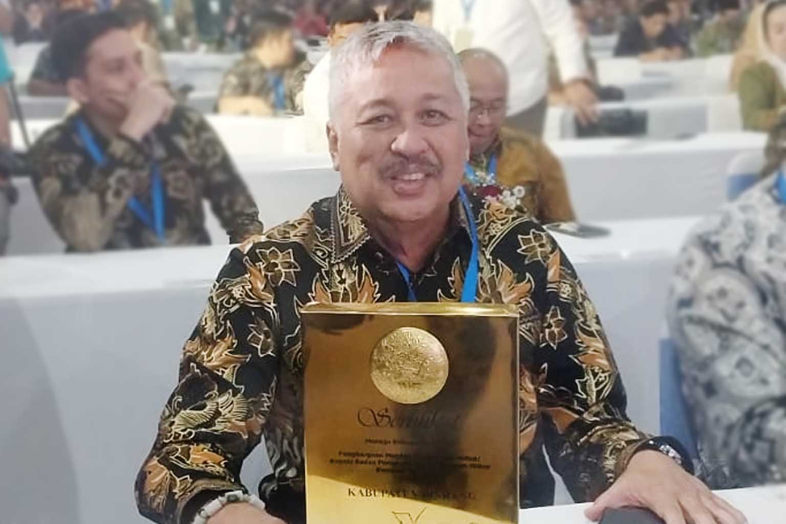 bupati pinrang h.a. irwan hamid menerima penghargaan lingkungan dari menteri lingkungan hidup ri di rakornas pengelolaan sampah 2026