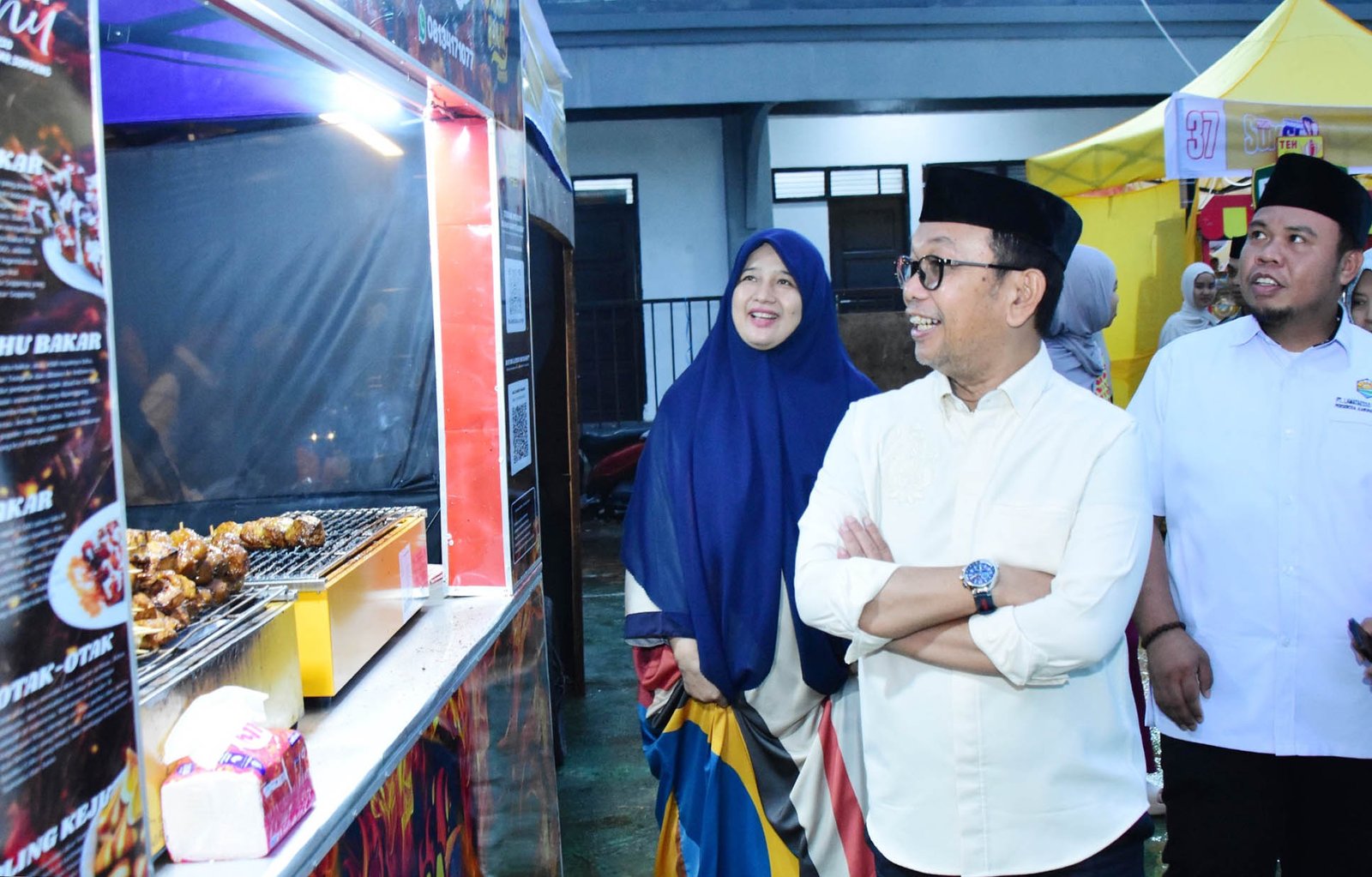 bupati soppeng h. suwardi haseng membuka pasar ramadan sukses di lapangan gasis watansoppeng