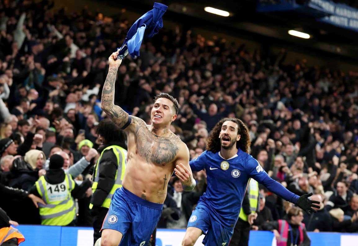 enzo fernández selebrasi melepas jersey usai cetak gol kemenangan chelsea saat comeback 3-2 atas west ham di stamford bridge, premier league 2025/2026
