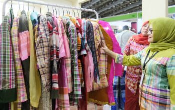 ketua dekranasda gowa mempromosikan produk kriya dan wastra umkm di inacraft jakarta international convention center