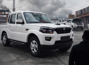 Ilustrasi mobil pikap di kawasan industri yang menggambarkan polemik impor 105 ribu pikap India dan ancaman terhadap industri otomotif nasional.