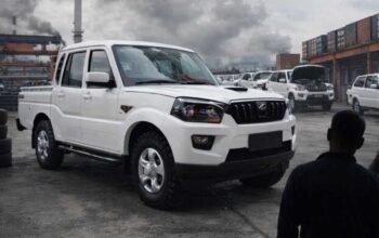 Ilustrasi mobil pikap di kawasan industri yang menggambarkan polemik impor 105 ribu pikap India dan ancaman terhadap industri otomotif nasional.