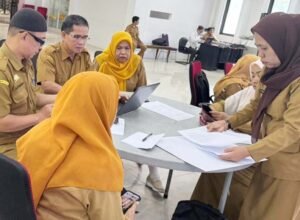 petugas kp2kp enrekang memandu asn sekretariat daerah pelaporan spt tahunan di kantor bupati enrekang