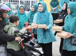 ketua tp pkk parepare dr andi arfiah tasming membagikan takjil kepada warga di parepare