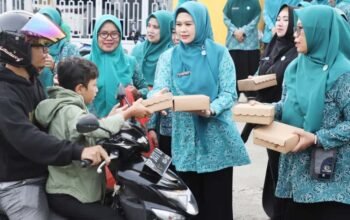 ketua tp pkk parepare dr andi arfiah tasming membagikan takjil kepada warga di parepare