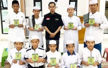 penyerahan 200 mushaf alquran hafalan dan alquran braille oleh laznas bmh sulsel kepada santri tahfidz di makassar.