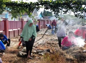 delapan puskesmas di luwu utara menggelar gotong royong serentak bersama tenaga kesehatan dan masyarakat sekitar