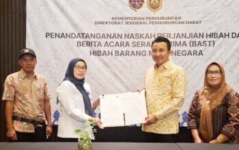 bupati luwu utara andi abdullah rahim menandatangani naskah perjanjian hibah bus sekolah di jakarta