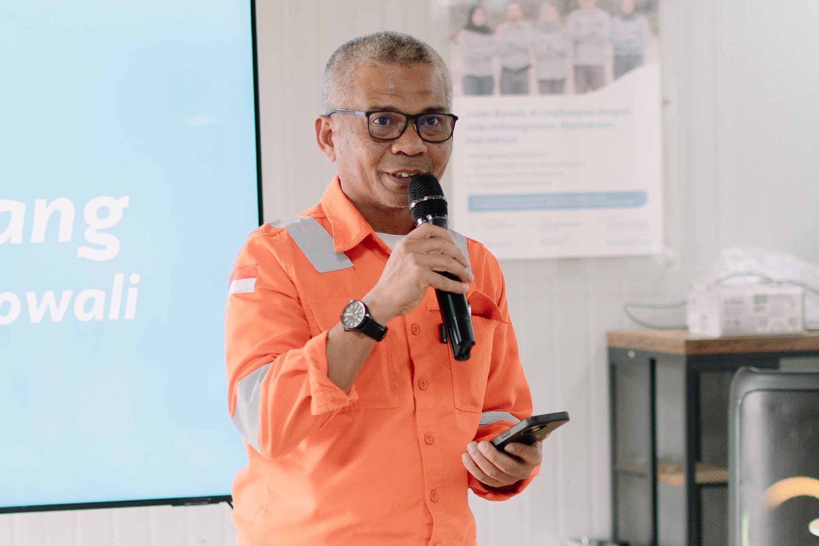 head of mine operation bahodopi wafir mendampingi pemerintah desa dan kecamatan meninjau aktivitas operasional di morowali rabu 11/2/2026