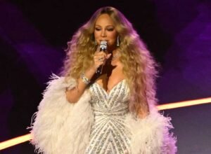 mariah carey tampil di pembukaan olimpiade musim dingin 2026 milan mengenakan gaun putih elegan dan perhiasan berlian senilai 15 juta dolar as di stadion san siro