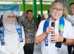 menteri koordinator bidang pangan zulkifli hasan meninjau satuan pelayanan pemenuhan gizi kelurahan tombolo di kabupaten gowa