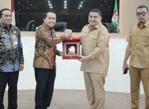 dirjen bina keuangan daerah kemendagri agus fatoni melakukan sosialisasi pengelolaan keuangan daerah di balaikota makassar