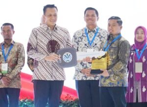 wali kota parepare h tasming hamid menerima penghargaan pengelolaan sampah pada rakornas di balai kartini jakarta