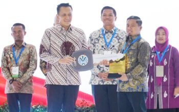 wali kota parepare h tasming hamid menerima penghargaan pengelolaan sampah pada rakornas di balai kartini jakarta