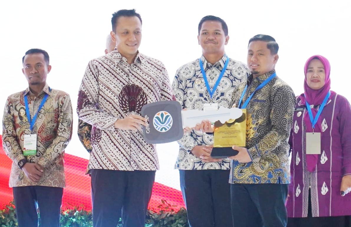 wali kota parepare h tasming hamid menerima penghargaan pengelolaan sampah pada rakornas di balai kartini jakarta