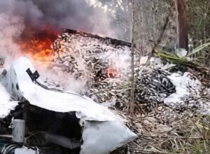 Puing pesawat Pelita Air terbakar di Krayan Timur, Kabupaten Nunukan, Kalimantan Utara.