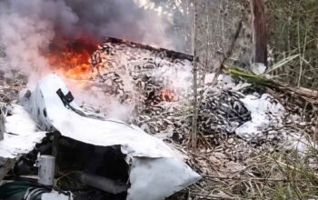 Puing pesawat Pelita Air terbakar di Krayan Timur, Kabupaten Nunukan, Kalimantan Utara.