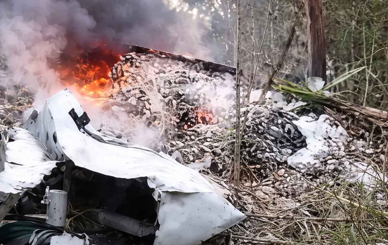 Puing pesawat Pelita Air terbakar di Krayan Timur, Kabupaten Nunukan, Kalimantan Utara.