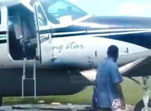 pesawat smart air pk-snr di koroway batu usai penembakan kkb