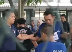 rekonstruksi kasus pembunuhan satu keluarga di paoman, indramayu, yang kini disidangkan di pn indramayu dengan ancaman pidana mati.