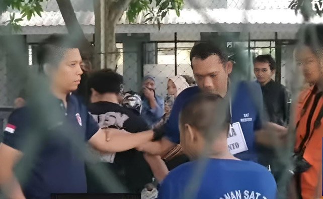 rekonstruksi kasus pembunuhan satu keluarga di paoman, indramayu, yang kini disidangkan di pn indramayu dengan ancaman pidana mati.