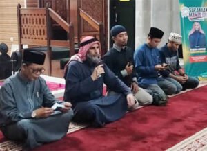 syekh ahmad ibrahim daud menyampaikan tausiyah ramadhan di masjid ikhtiar kampus unhas makassar