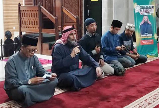 syekh ahmad ibrahim daud menyampaikan tausiyah ramadhan di masjid ikhtiar kampus unhas makassar