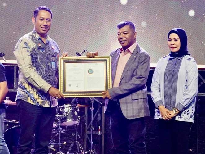 bupati bulukumba andi muchtar ali yusuf menerima sertifikat indikasi geografis di pantai merpati rabu 4 februari 2026