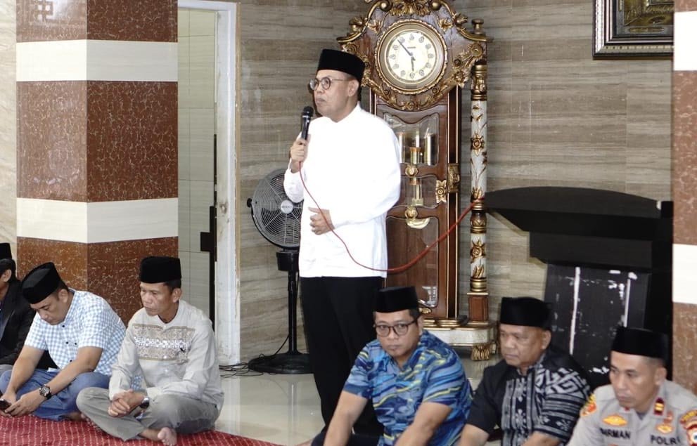 wakil bupati bone andi akmal pasluddin berbuka puasa bersama masyarakat di masjid nurul qisthi tebba kecamatan salomekko