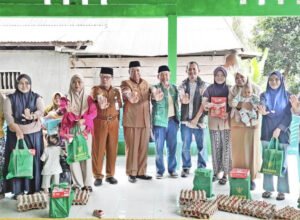 wakil bupati kepulauan selayar muhtar menyalurkan bantuan stunting di aula kantor desa