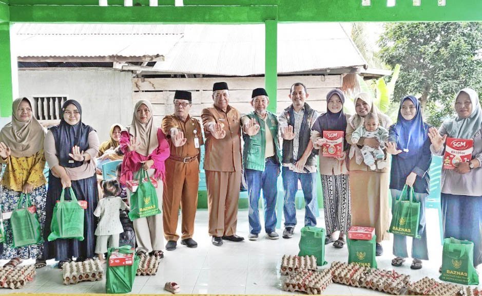wakil bupati kepulauan selayar muhtar menyalurkan bantuan stunting di aula kantor desa
