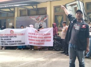 warga jalan syamsul bahri menggelar aksi unjuk rasa perumahan pesona mario di parepare