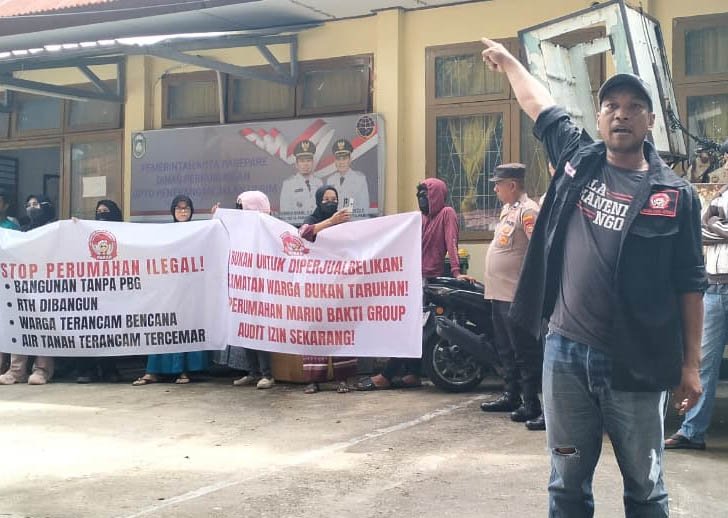 warga jalan syamsul bahri menggelar aksi unjuk rasa perumahan pesona mario di parepare