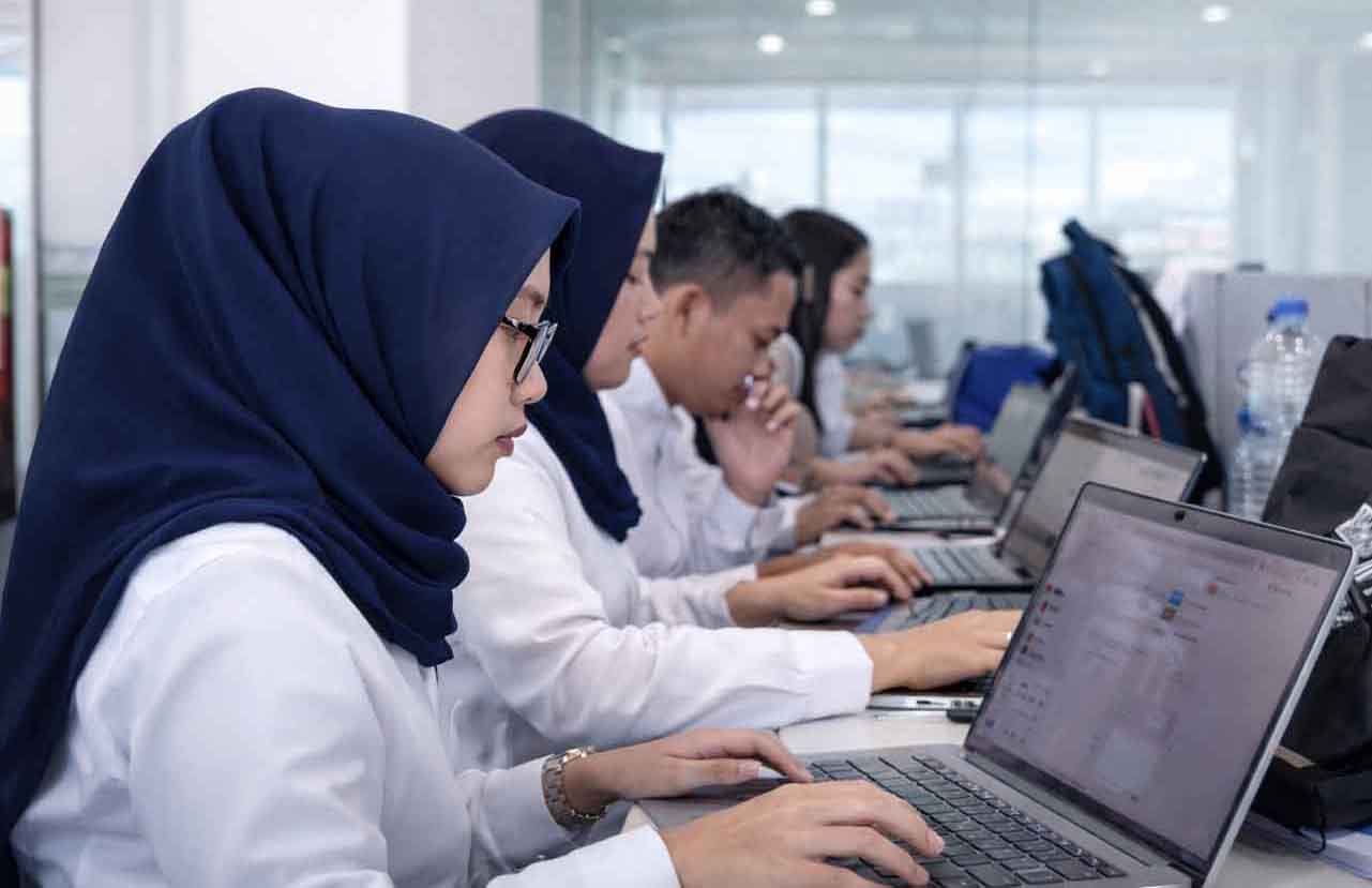 asn bekerja dengan sistem digital dalam tata kelola ikn untuk mendukung smart governance dan integrasi layanan