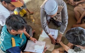 enam anggota keluarga bapak dinas mengucapkan dua kalimat syahadat di dusun tombiobong desa maleo jaya kecamatan batui selatan