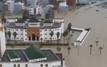 warga meninggalkan permukiman terdampak banjir di provinsi larache maroko