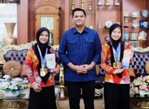 bupati bantaeng m fathul fauzy nurdin menyerahkan penghargaan kepada dua siswi sman 1 bantaeng di rumah jabatan bupati bantaeng