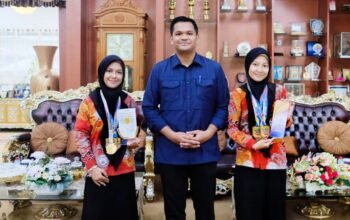 bupati bantaeng m fathul fauzy nurdin menyerahkan penghargaan kepada dua siswi sman 1 bantaeng di rumah jabatan bupati bantaeng