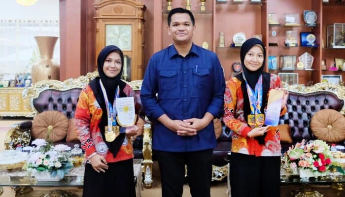 Dua Siswi Bantaeng Raih Emas dan Penghargaan Dunia