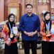 bupati bantaeng m fathul fauzy nurdin menyerahkan penghargaan kepada dua siswi sman 1 bantaeng di rumah jabatan bupati bantaeng