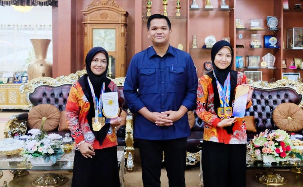 bupati bantaeng m fathul fauzy nurdin menyerahkan penghargaan kepada dua siswi sman 1 bantaeng di rumah jabatan bupati bantaeng