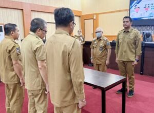 bupati bantaeng muh fathul fauzy nurdin bersama kepala opd saat penandatanganan perjanjian kinerja dan pakta integritas di kantor bupati bantaeng.