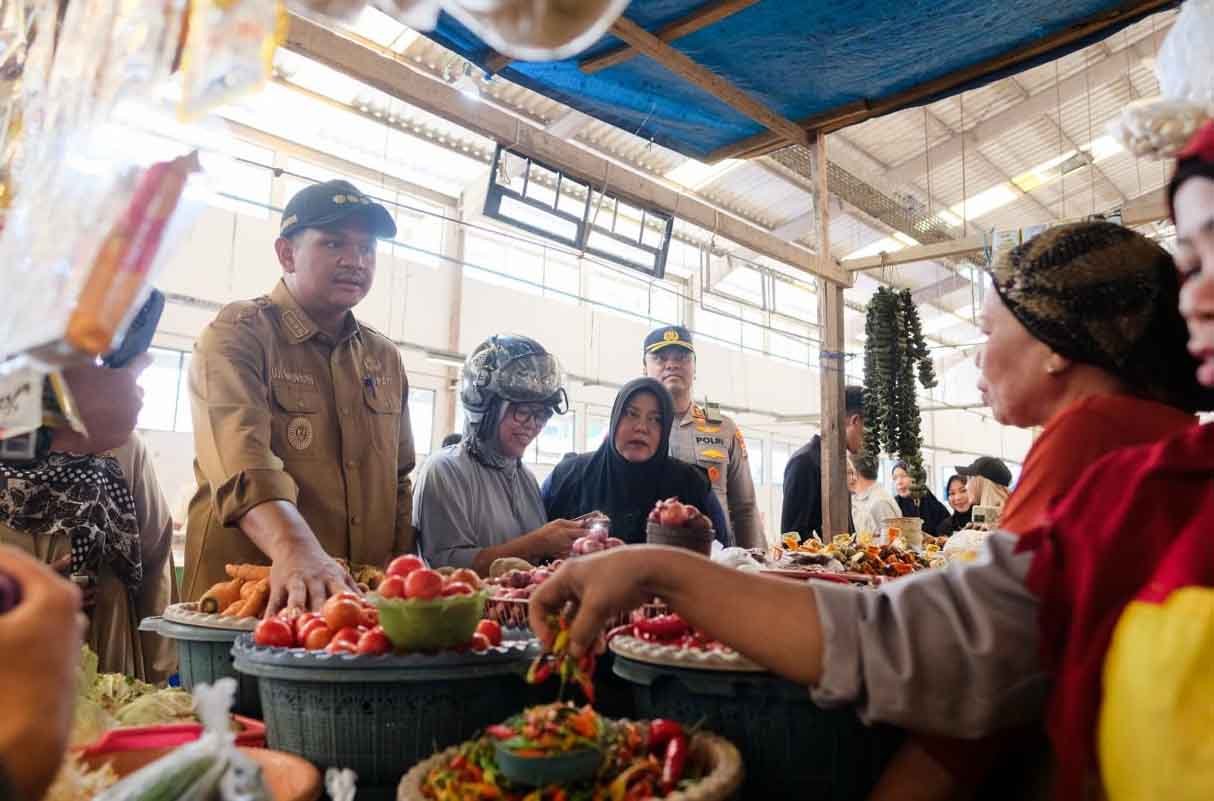 bupati bantaeng m. fathul fauzy nurdin melakukan pengecekan harga bahan pokok di pasar lambocca dan pasar sentral bantaeng