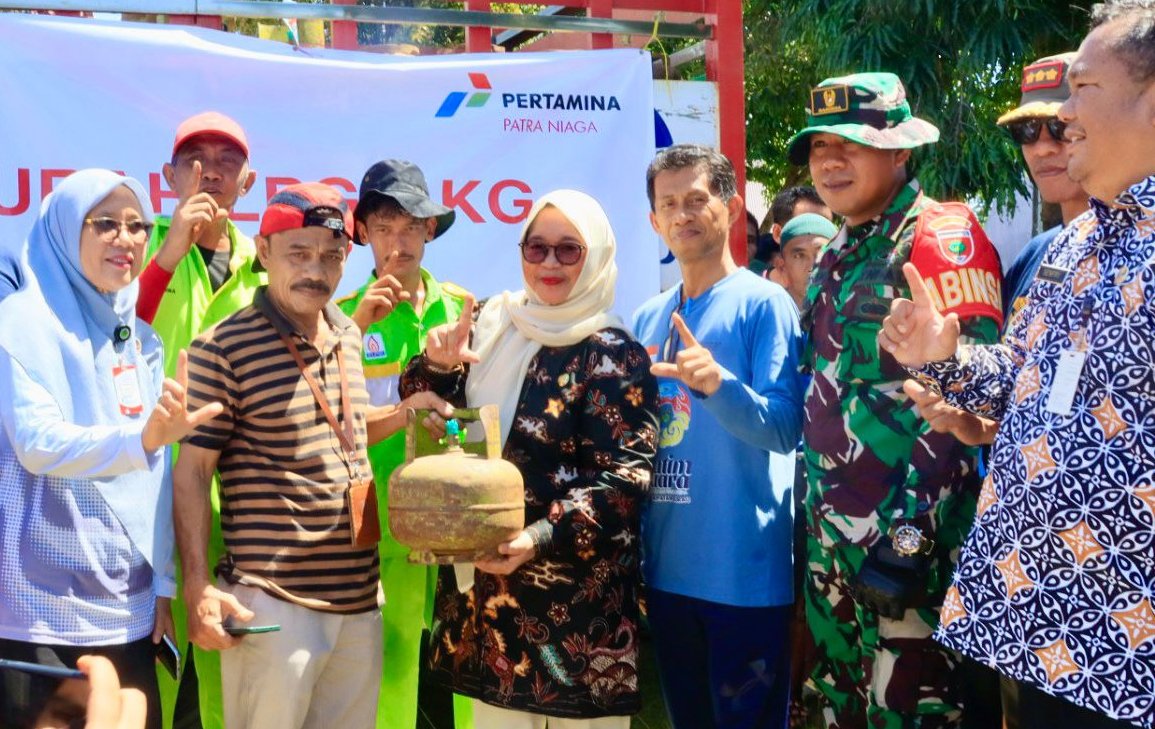 wakil bupati hj puspawati husler meninjau distribusi tabung lpg 3 kg di luwu timur