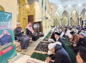 syeik ahmad ibrahim daud memimpin sholat tarawih di masjid al-ikhwan sorowako luwu timur