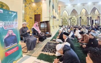 syeik ahmad ibrahim daud memimpin sholat tarawih di masjid al-ikhwan sorowako luwu timur