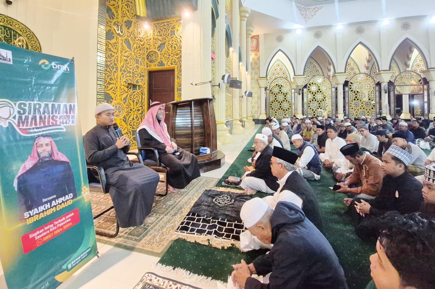 syeik ahmad ibrahim daud memimpin sholat tarawih di masjid al-ikhwan sorowako luwu timur