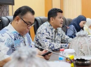bupati bantaeng memimpin rapat pemeriksaan lkpd di kantor bupati bantaeng